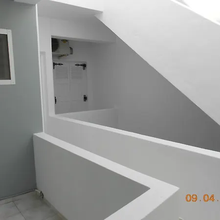 To Let Rena 3* Monolithos (Santorini)