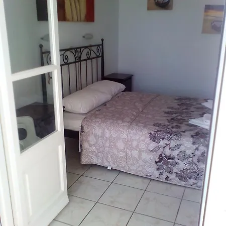 To Let Rena 3* Monolithos (Santorini)