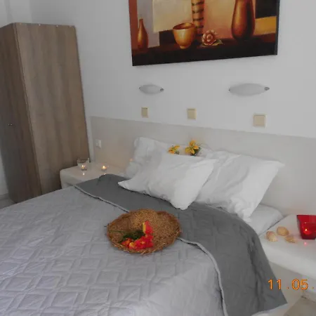 To Let Rena Guest house Monolithos (Santorini)