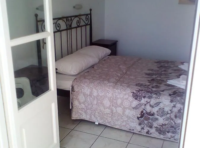 To Let Rena 3* Монолитос